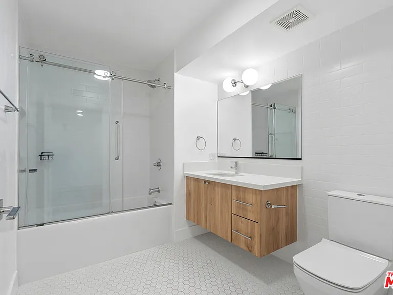 16100 W Sunset Blvd #106 — Photo 5