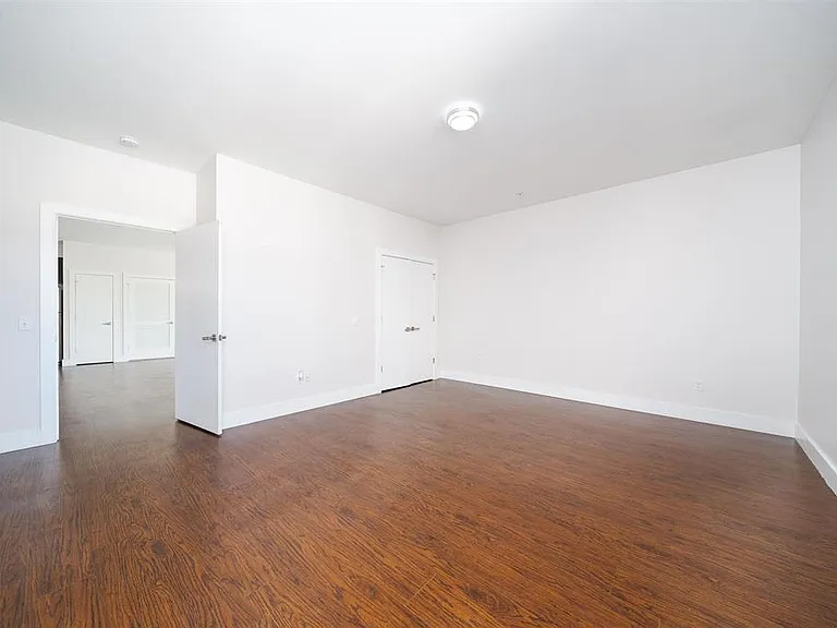 414 50th St #202 — Photo 9