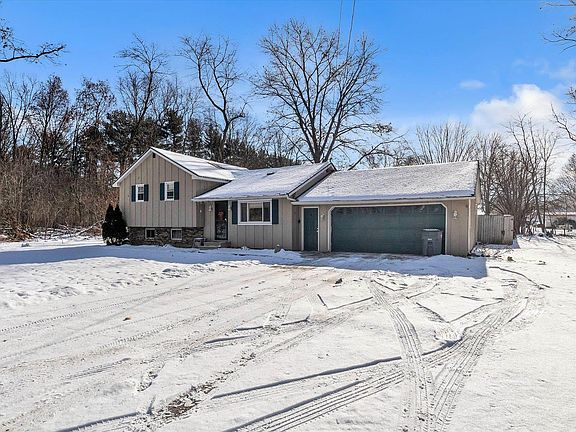 3rd image of 26196 Lakeview Dr