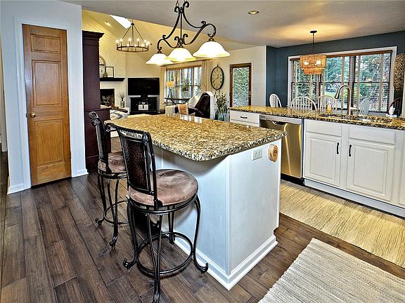 4th image of 100 Saddlebrook Dr