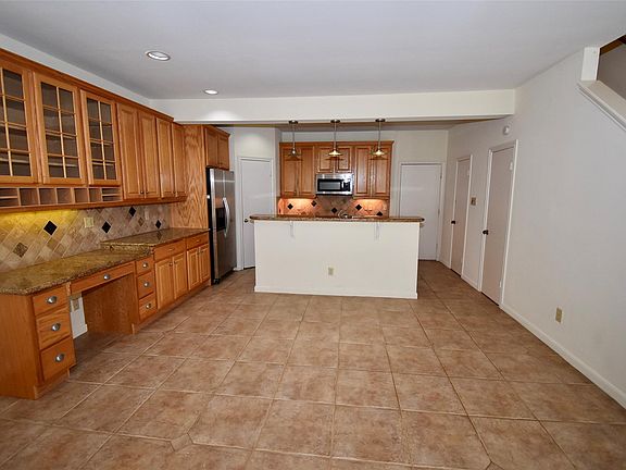 5th image of 3170 Holly Hall St