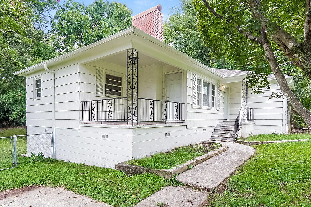 3 bed, 1.0 bath, 1204 sqft, $1,265 — Photo 3