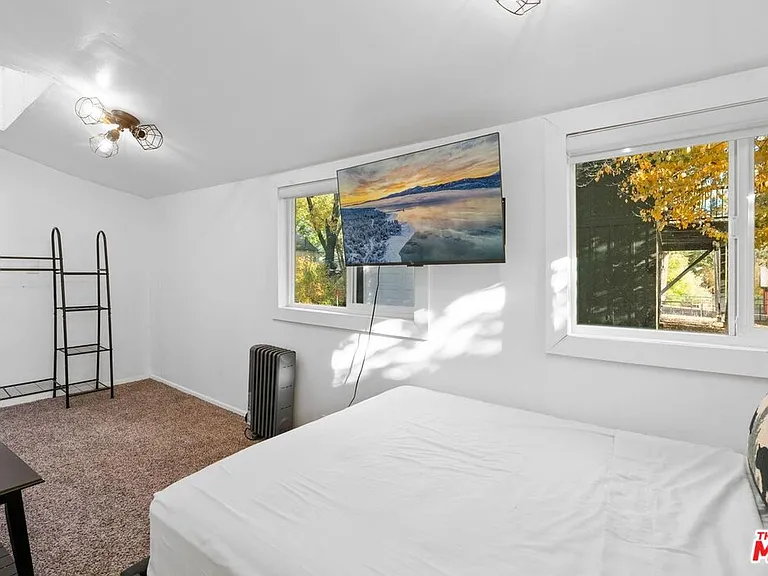 993 Cameron Dr — Photo 11