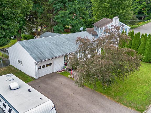 4th image of 208 Lewis St
