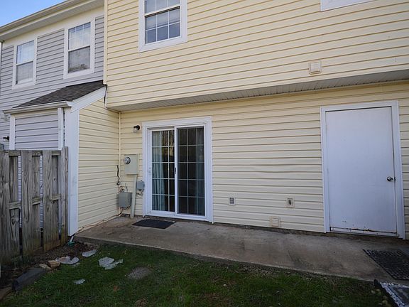 3rd image of 305 Surry Ln