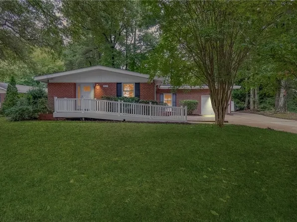 3077 Edinburgh Dr, Virginia Beach, VA 23452