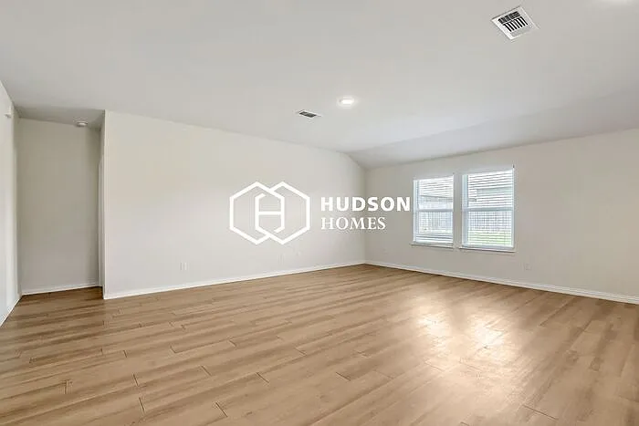 3 bed, 2.0 bath, 1600 sqft, $1,605 — Photo 2