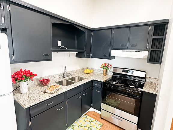 2nd image of 327 E Dewey Pl