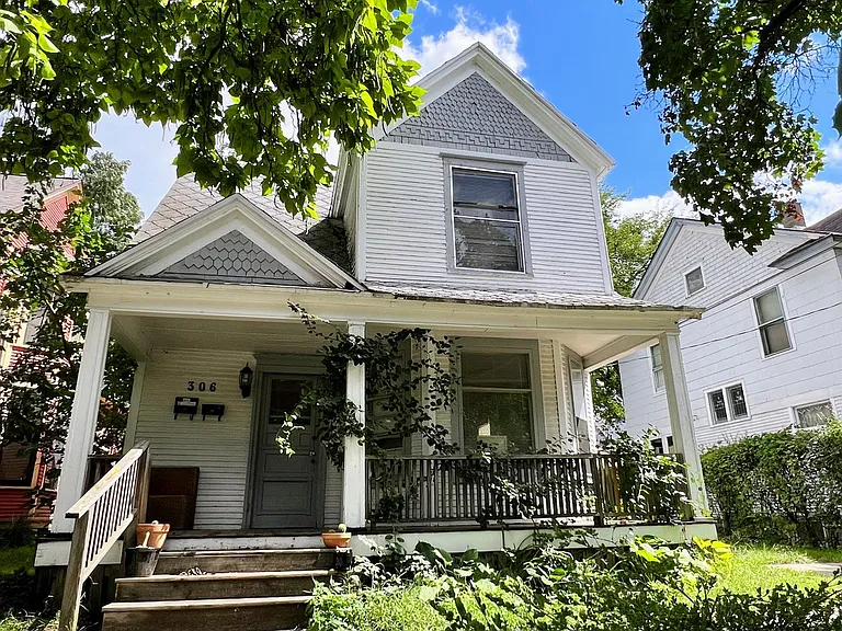 306 Hollister SE — Photo 1