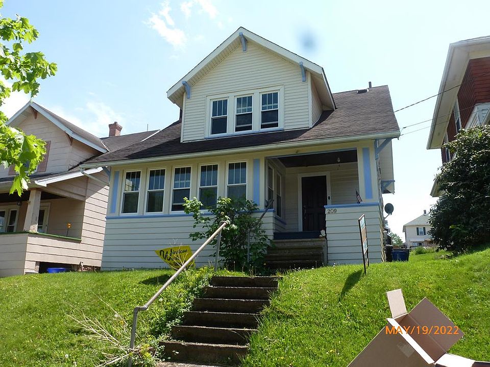 1st image of 209 E 6th St