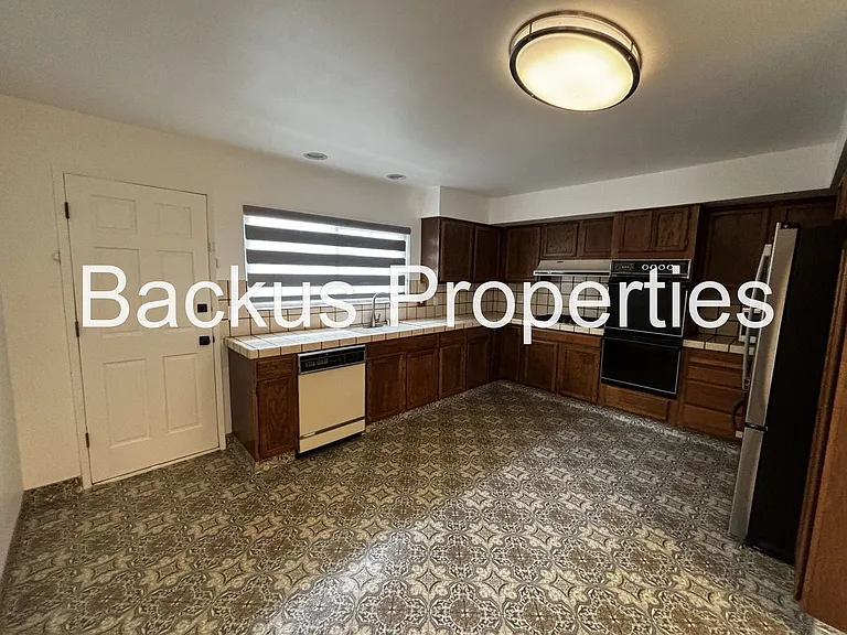 681 Alice St — Photo 8