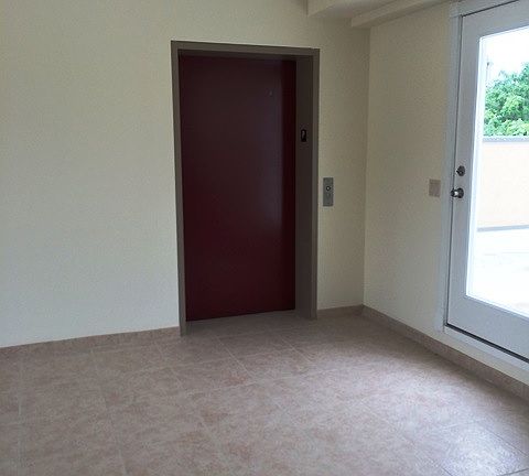5th image of 210 Carney St