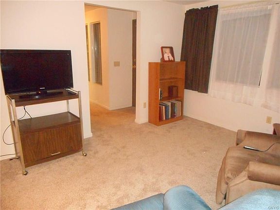 5th image of 304 Higgins Dr