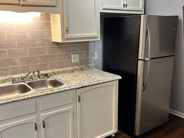 517 W Market St #D — Photo 6