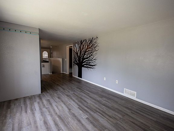 4th image of 324 W North St