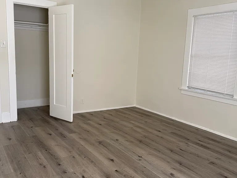 1116 Irving Ave — Photo 8
