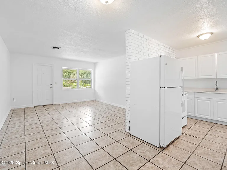 87 NW Irwin Ave — Photo 3