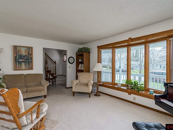 4th image of 15 Karen Ct