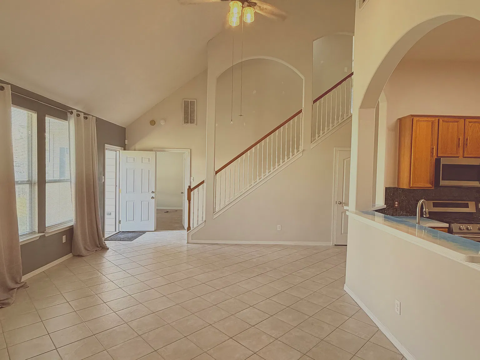 3 bed, 2.5 bath, 1989 sqft, $2,300 — Photo 4