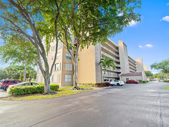 4th image of 4570 NW 18th Avenue #308