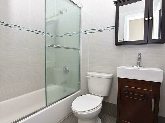 5th image of 1436 Lexington Ave APT 4D