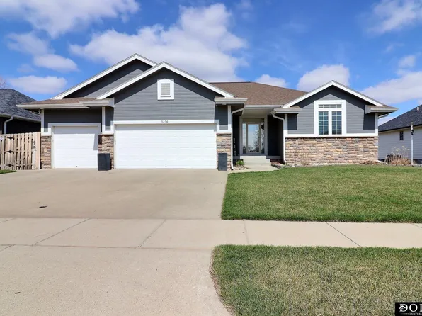 3236 Cherrywood Dr, Fremont, NE 68025