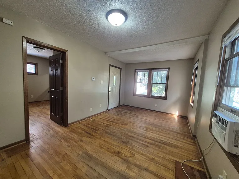 1068 Hatch Ave — Photo 4