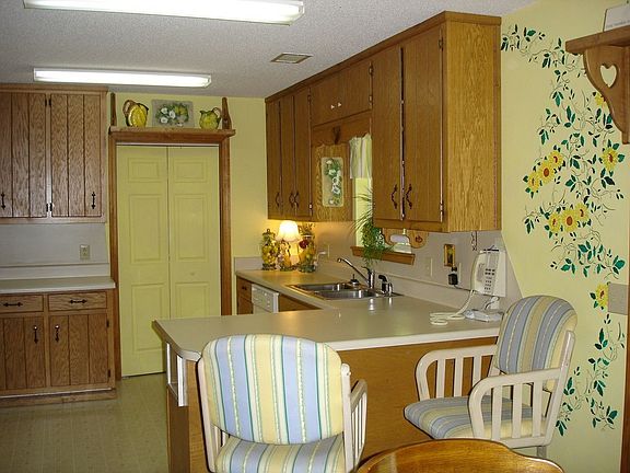 Kitchen with breakfast bar