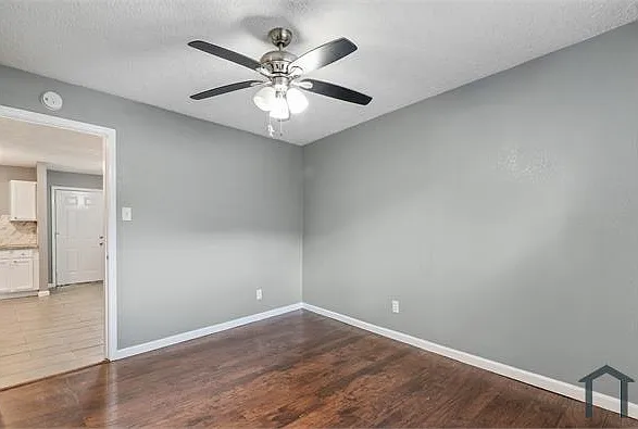 4811 Oakland St — Photo 13