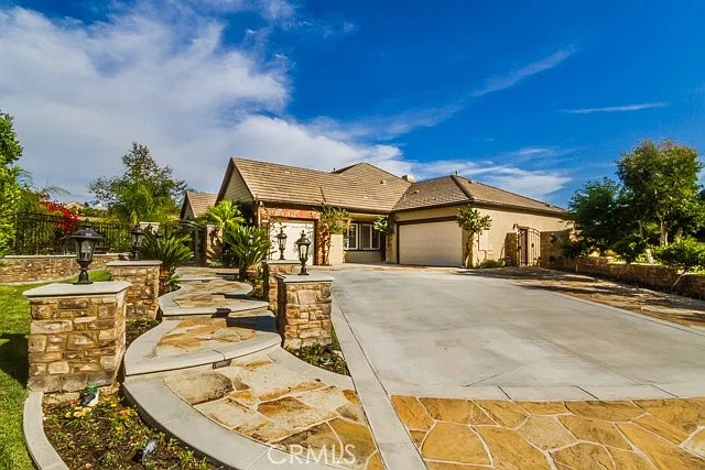4 bed, 3.5 bath, 3697 sqft, $8,200 — Photo 2