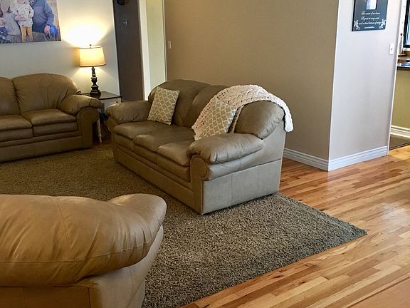 3rd image of 819 Maplewood Dr