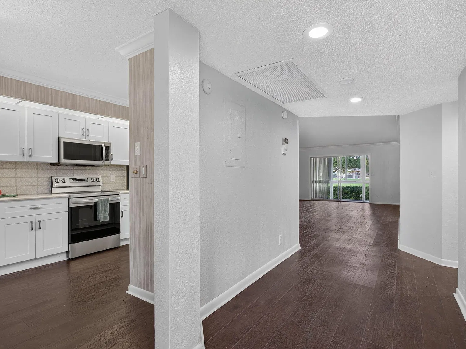 2 bed, 2.0 bath, 1225 sqft, $2,700 — Photo 3