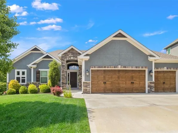 14520 Summit Rdg, Parkville, MO 64152