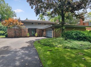 940 Brittany Rd, Highland Park, IL 60035