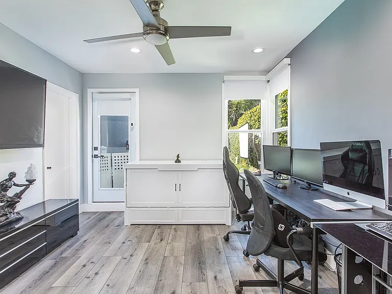 1207 Greenacre Ave — Photo 23