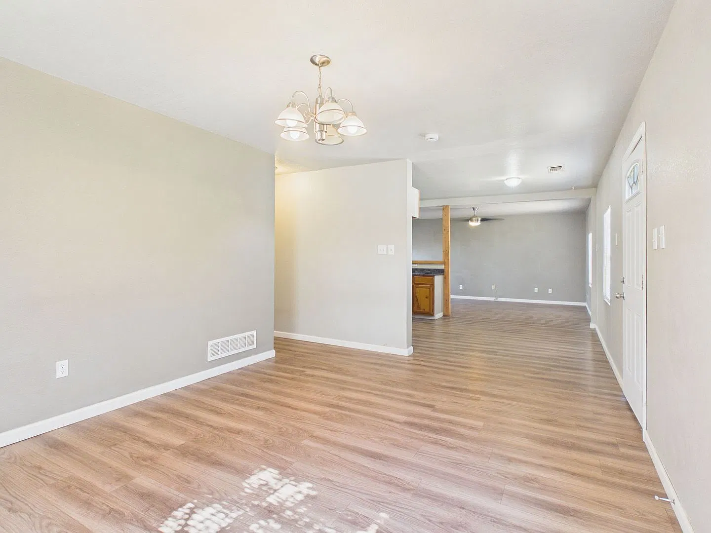 2 Bedroom 1 Bathroom Rental in North Heights! — Photo 4