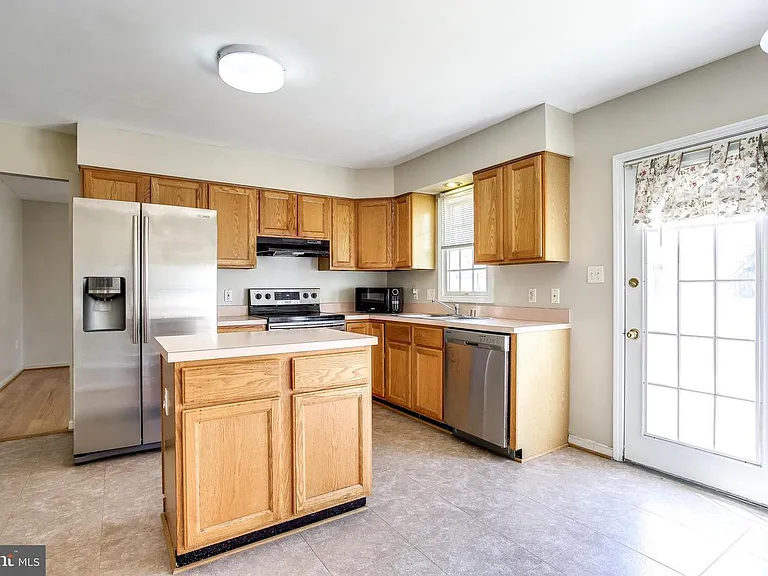 6412 Highbanks Ct — Photo 4