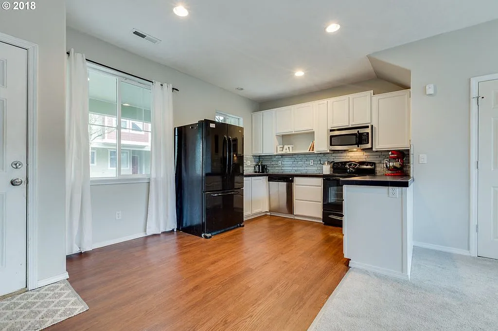 3 bed, 1186 sqft, $2,300 — Photo 2