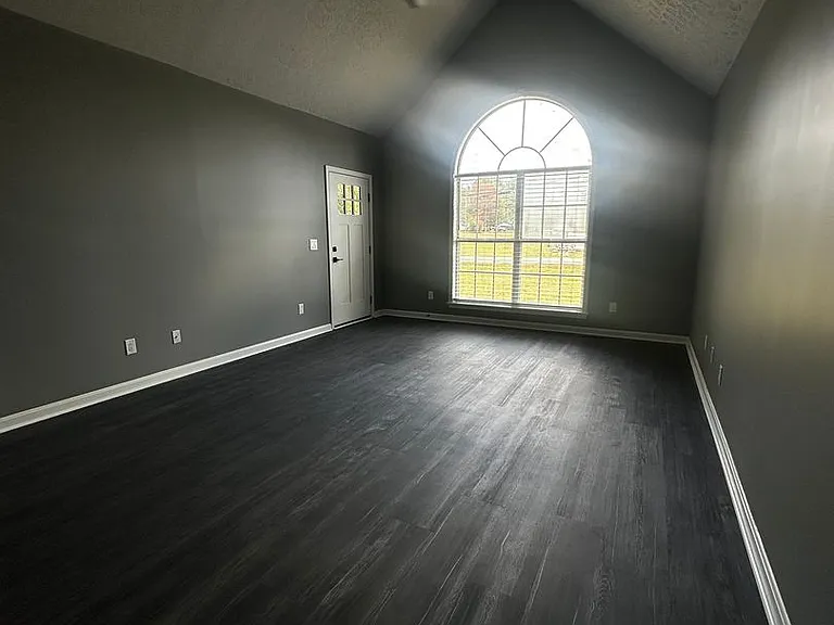 931 Meadowlark Dr — Photo 2