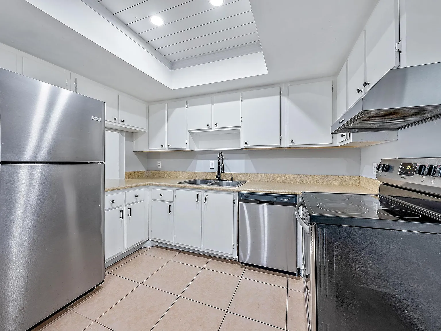 2 bed, 2.0 bath, 1200 sqft, $2,300 — Photo 2