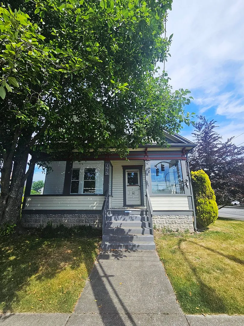 $1000 off 1st Month's Rent! Charming 5-Bedroom Home with Updated Kitchen, & Bath in Fairhaven! — Photo 1