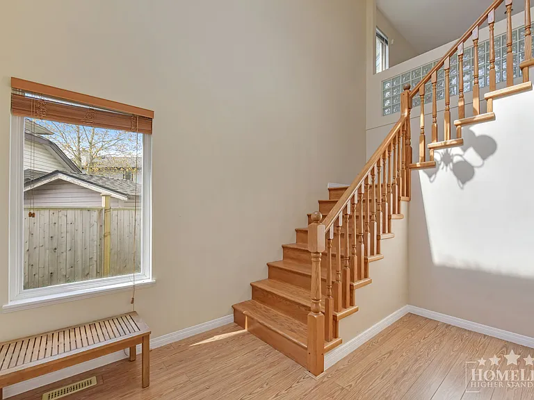 6375 187a St #UPPER HOUSE — Photo 3