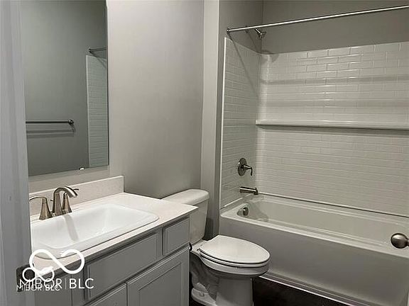 5th image of 783 Van Buren St