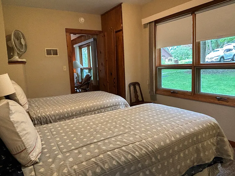 2nd Bedroom - 2 twin beds