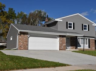 1632 Glen Anna Dr, Grafton, WI 53024