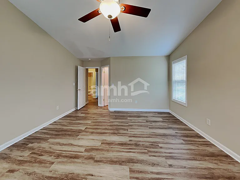 114 Elgin Ln — Photo 9