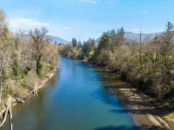 1300 Daisy Ln, Grants Pass, OR 97527