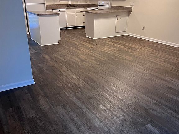 4th image of 2467 Dundee Dr