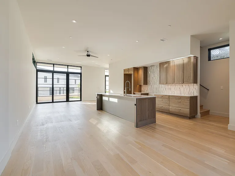 1303 N Dewey Ave — Photo 4