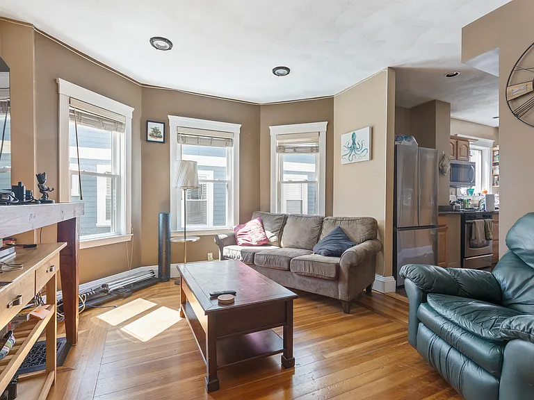 12 Barton St — Photo 3